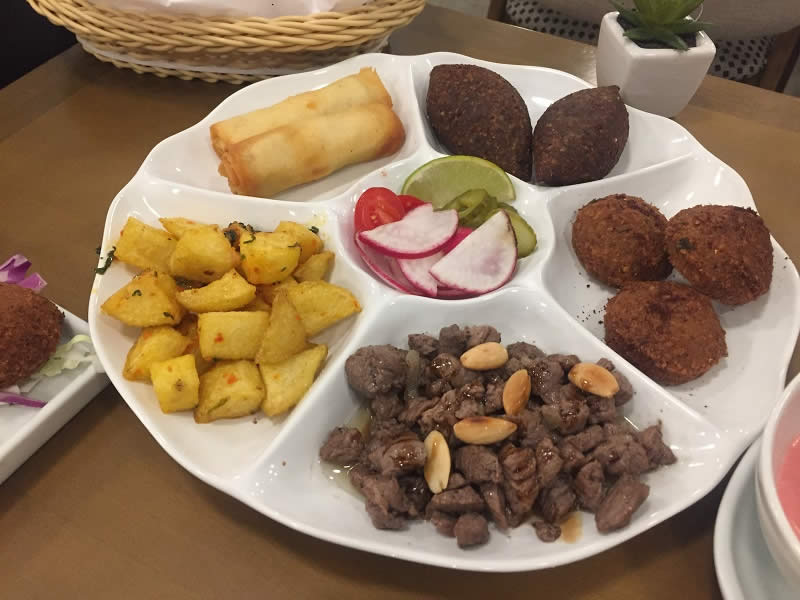 Ras Asfour (cubos de carne salteados com melao de rom), rolinho de queijo, falafel e batata harra